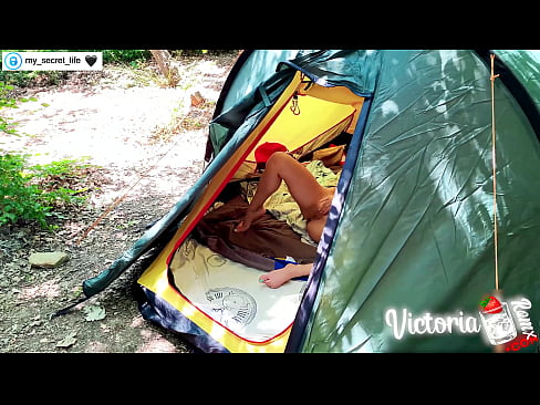 ❤️ Gefilmd op camera Gepassioneerd aftrekken Vreemdeling in een tent Super sex at us ❌❤
