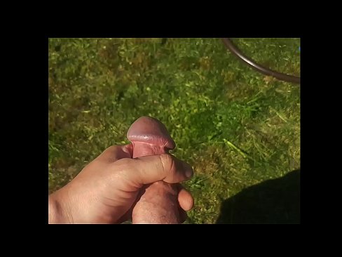 ❤️ Hete hottie laat zich in haar roze kutje neuken en spuitend klaarkomen in een zomerse tuin Super sex at us ❌❤