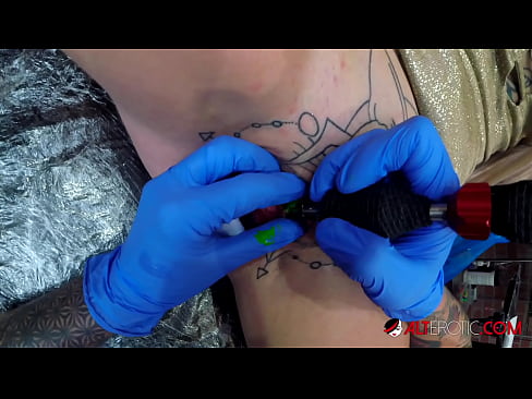 ❤️ Extreem getatoeëerde hottie Sully Savage kreeg een tatoeage op haar clitoris Super sex at us ❌❤