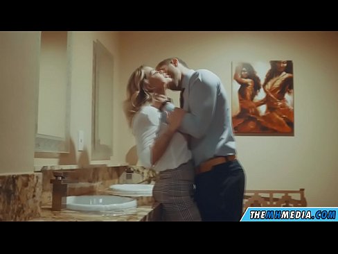 ❤️ Wanneer een rondborstige blondine je verleidt in een openbaar toilet Super sex at us ❌❤